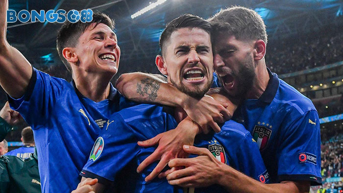 Ý đã có 35 trận bất bại để san bằng kỷ lục châu Âu do Tây Ban Nha thiết lập, nhưng cuối cùng đã gây thất vọng khi họ bị Bulgaria cầm hòa 1-1 ở bảng C